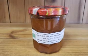 Confiture de Pêches de Vigne Jaunes + vanille Gousse au sucre roux - 66% fruits + 20% sucre canne roux + 14% sucre canne blanc + vanille gousse - 320g