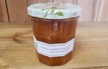 Confiture d’Abricots du Roussillon avec leurs Amandes - 66% fruits - 34% sucre de canne Bio - 320g